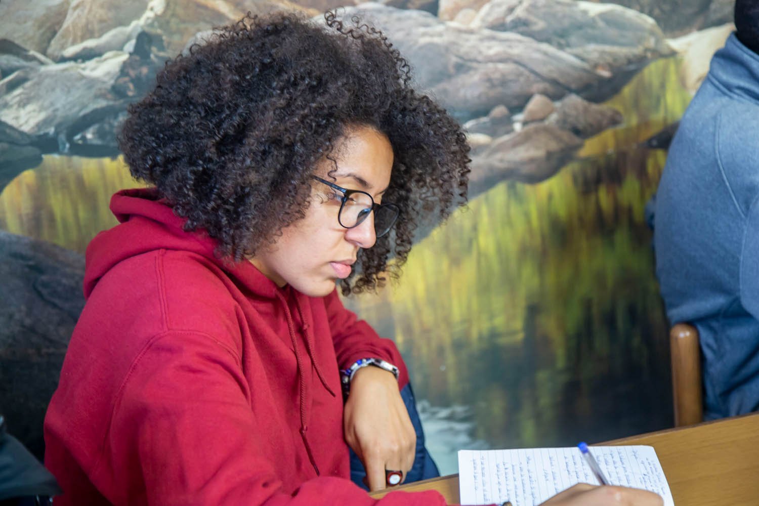 Une participante prenant des notes pendant une séance des Sankofa Political Studies